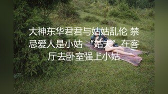 邻居家的骚妹妹，一个人在家发骚跟狼友互动，撩骚不断玩弄假鸡巴，揉奶玩逼坐插道具要草狼友大鸡巴表情好骚