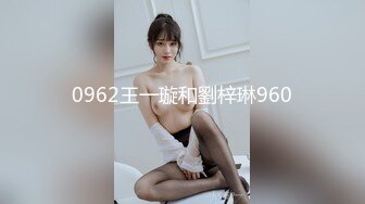 ♈漂亮美女3P♈ 绿帽贡献骚妻 看着两个单男肆意玩弄娇妻 老婆的玉唇包裹着一个单男的鸡吧 蜜穴还在被另一根操的啪啪作响整个新婚婚房都是淫叫声