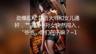 红唇极品骚女爆乳骚穴，两大奶尽收眼底，超近特写小穴流出白浆