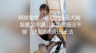  金发眼镜双胞胎姐妹一起露逼诱惑，情趣装撩起衣服翘起屁股摆弄，舌吻互舔逼逼揉捏奶子