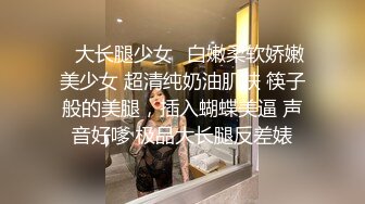 《极品CP魔手外购》潜入女厕赤裸裸拍脸拍逼各种美女小姐姐方便~有惊喜小妹子看黄片疯狂紫薇这手法没少自己玩 (4)