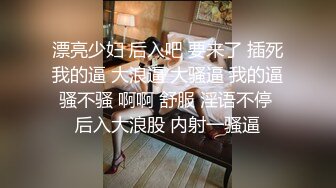 牛仔短裤美腿小姐姐 坐在身上揉捏奶子 跪地深喉口交舔逼扣穴 扶着屁股后入撞击