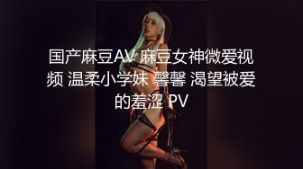 素颜小妹露脸在狼友的调教下慢慢脱光衣服展示，全程露脸互动撩骚，上哥厕所的功夫把手指抠进骚逼精彩又刺激