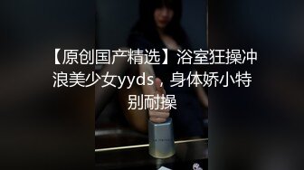 巨乳妹大屁股下