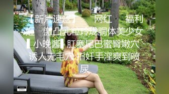 沙发上撅起黑丝大屁股熟女，扭动丰满蜜桃臀，着实诱惑，被胖男多姿势角度操逼后入，