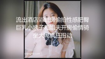 胸前印了一只熊的长衫美女真是粉嫩