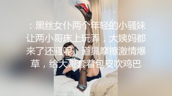 妈妈在帮女儿解决生理问题