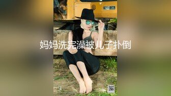 风情黑丝少妇手口穴齐配合,插完臊穴拔出来带着B水按住头皮插嘴巴