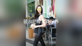 ❤️❤️眼镜小少妇，外表甜美很骚，小夫妻居家操逼，美腿足交，吸吮舔屌口活棒，跪在沙发上后入