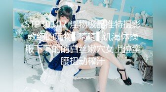  真大胆 四眼仔和漂亮空姐制服美女大白天在绿化带广告牌后面啪啪