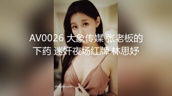 白衣清纯乖巧小妹  舌功一流蹲着猛舔  后入爆操大屁股  奶子直晃动