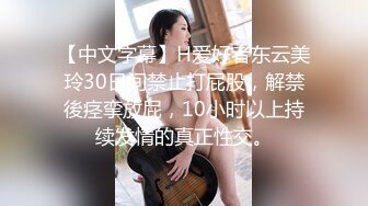  俊男靓女激情3P玩弄风骚小母狗，渣男接了杯尿给骚逼喝真淫荡，一起鸳鸯浴