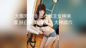 高颜值美丽少妇微微舔着粗黑的大屌被道具玩着骚逼，主动上位无套抽插流出好多白浆，被按着骚逼猛草射肚子上!