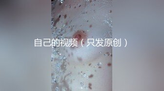 地铁楼梯捉拍到，好风骚的美女不穿内裤，风光无限的裙子 露出两瓣肥阴唇，走起来这性感肉臀，就好想肏她！