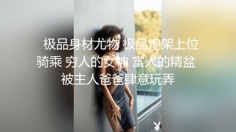 很漂亮的妹子尿尿的时候 为什么老摸自己的奶呢