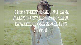 出来散步偷拍斯文男凳子上玩女