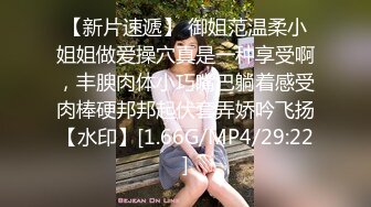 写字楼女厕白制服裸高跟微胖靓女 肥美的肉片和窄小洞口看着馋人