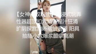 三男两女激情5P玩弄骚嫩的妹子，全程露脸小骚货给大哥