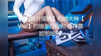 一王两后，帝王般享受！难得一见OF无敌巨乳大奶牛【hhh1231】最新啪啪长视频，肏一个手还玩一个，双波霸玩到虚脱 (7)