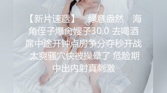 对着镜头一层层的把衣服脱下