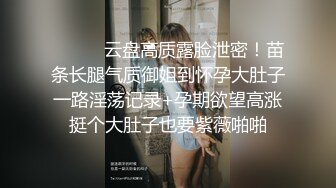 两个丰满年轻妹子 带个假道具做性爱后入很很一顿插，姿势很多，大奶子乱晃真会玩