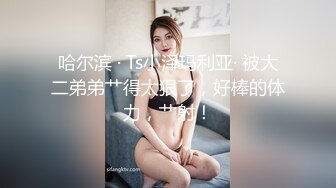 蛮有丰韵气质的颜值女友，宾馆露脸吃鸡，吃得如此出神入化，舔得整根鸡巴龟头都冒水了，真想干她！