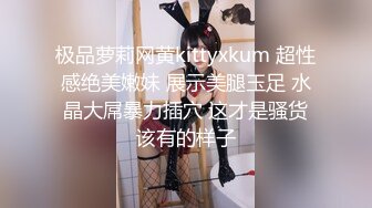 【两只小母狗】00后眼镜妹和姐妹一起，翘起美臀玻璃棒双洞齐插，一线天馒头肥穴，穿戴假屌骑乘操逼，年龄不大骚的很