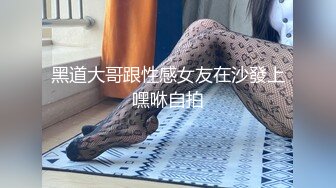  约肏调教小母狗的时候给骚逼女炮友打电话，炮友一边聊天一边伸舌头舔一边自摸奶子自慰