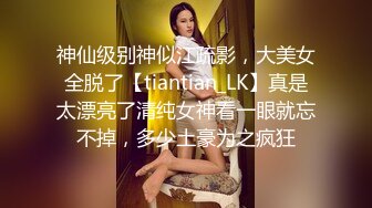 趁大奶少妇的老公出差，偷偷跑到他家把他老婆按到胯下抽插