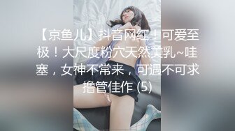 《换妻探花》单男约操小夫妻3P，过来先吃点东西再开操，透视装双屌一起舔，前后夹击爆操