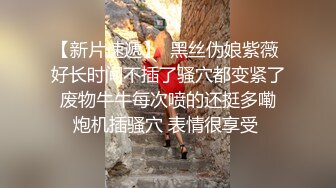 漂亮少妇偷情正爽时老公来电话 一脸风骚享受的表情