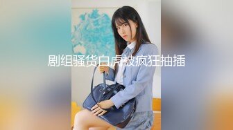 发现个绝佳位置夜晚冒着风险窗户缝中偸拍邻居艺校上学的小美女胸部发育的真好阴毛性感诱人