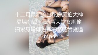  《萤石云高清摄像头破解》偷窥小哥让大奶子女友换上情趣黑丝啪啪啪