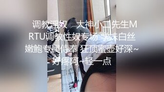   颜值很哇塞的小少妇露脸道具自慰骚穴呻吟，表情好骚主动上位抽插小哥的鸡巴还在看直播好刺激