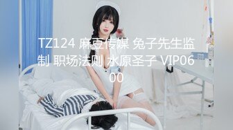  肉感十足颜值美女给炮友交自慰诱惑，展示活隔着舔弄，单腿网袜翘起屁股露肥逼