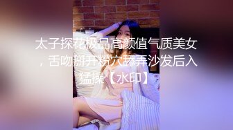 可爱小女友趋于完美的臀型，爱不释手