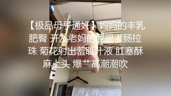 两女一男SM调教小哥哥  高跟女王小萝莉  舔逼喝尿脚踩鸡巴让她舔逼