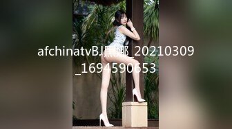 厨房里的约啪 肤白美女享受着巨屌男人的滋润 后入式的深插一直到花蕊