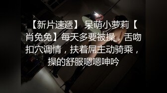 韵味十足眼镜骚货！驾车户外野战！蹲在地上尿尿，脱下炮友裤子吃屌，撩起裙子一顿操，从下往上视角