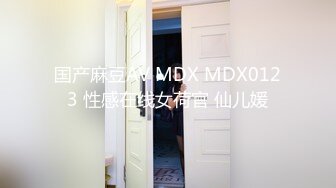 舞艺吧美女模特Miss妶子宾馆大尺度私拍人体开裆黑丝对着镜头扭臀晃腰摄影师咸猪手掰开阴唇边拍边聊天