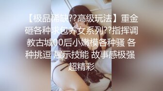 极品萝莉小妹跟两个小哥哥激情3P，在床上让两小哥轮着玩，揉奶玩逼骚穴特写，压在身下爆草抽插后入干小屁股