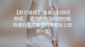 露脸少妇口爆流出，大胸美乳，边摸奶子边深喉插嘴