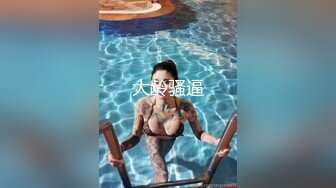  36D爆乳尤物黑丝齐逼短裙，给小哥鸡巴倒上奶深喉交，奶子和逼逼倒上奶让小哥舔好骚