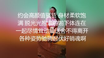 短发风骚露脸的少妇被大哥鸡巴扯着蛋抽脸，口交大鸡巴吃奶玩逼看特写，让大哥多体位无套爆草蹂躏，内射中出