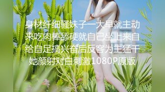 00后小姐妹在床上一起伺候小哥，口交大鸡巴舔乳头，互相抚慰玩弄骚穴和奶子