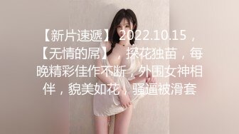 美女穿着渔网蕾丝晚上逛街