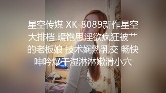 商城跟随偷窥两闺蜜 白裙白长靴美女 黑骚丁看着很性感