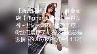 【新片速遞 】 商场女厕偷拍格子裤美女的无毛白虎洞相当肥美的大阴唇