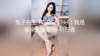 小女子梦梵短发骚女和炮友户外路上干，脱光光直接路边后入有个大爷路过